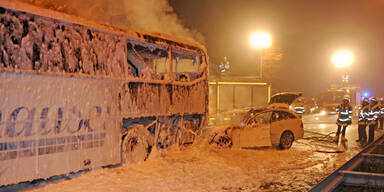 Taxi rammt Bus: Eine Tote