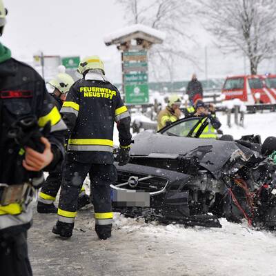 Tirol: PKW prallt gegen Linienbus