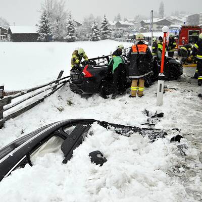 Tirol: PKW prallt gegen Linienbus
