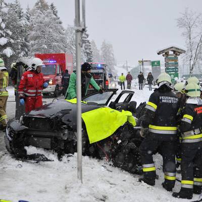 Tirol: PKW prallt gegen Linienbus