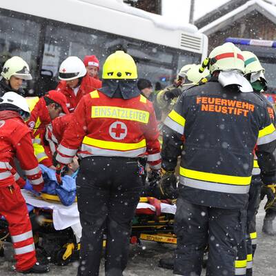 Tirol: PKW prallt gegen Linienbus