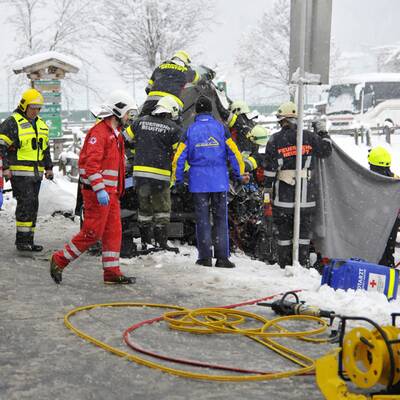 Tirol: PKW prallt gegen Linienbus