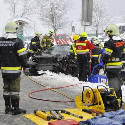 Tirol: PKW prallt gegen Linienbus