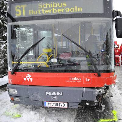 Tirol: PKW prallt gegen Linienbus