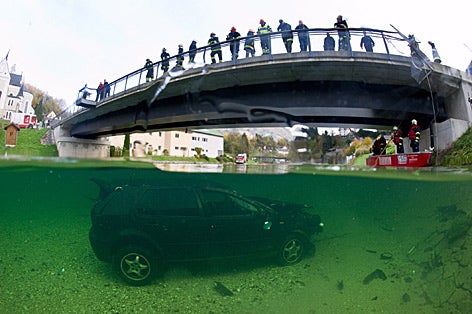 Alkolenker landet spektakulär im Bach