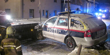 LKW-Lenker kracht in Polizeiauto