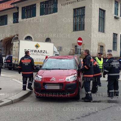 Der Pkw missachtete die Vorfahrt. Durch die Wucht des Aufpralls mit einem Taxi wurde das Auto auf das Dach katapultiert.
