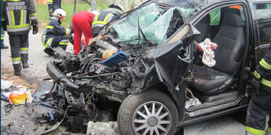 Horror-Crash: LKW stieß frontal gegen PKW