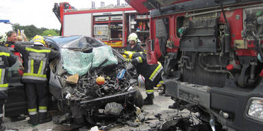 Horror-Crash: LKW stieß frontal gegen PKW