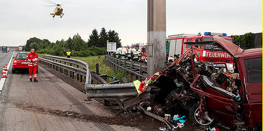 Drei Tote bei Unfall mit Kleinbus 
