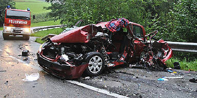 Auto in OÖ bei Unfall aufgeschlitzt