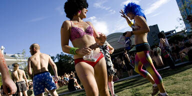 In Unterwäsche gegen Gesetze