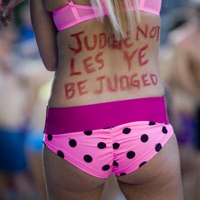 In Unterwäsche gegen strenge Gesetze