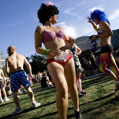 In Unterwäsche gegen strenge Gesetze