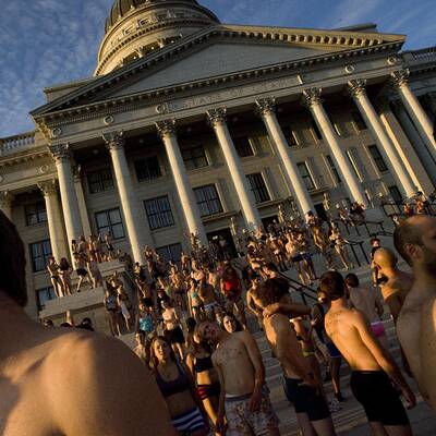 In Unterwäsche gegen strenge Gesetze