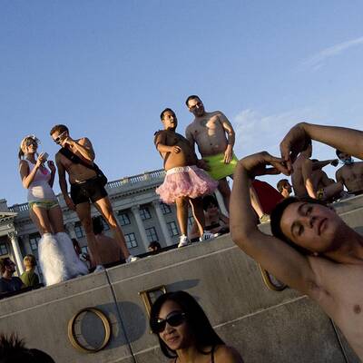 In Unterwäsche gegen strenge Gesetze