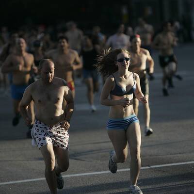 In Unterwäsche gegen strenge Gesetze