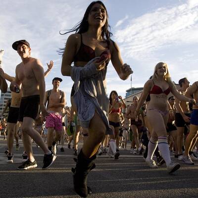 In Unterwäsche gegen strenge Gesetze