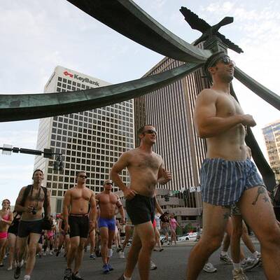 In Unterwäsche gegen strenge Gesetze