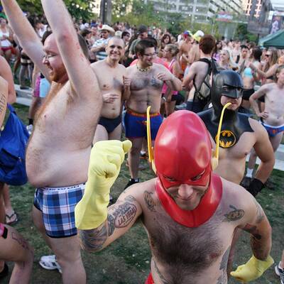 In Unterwäsche gegen strenge Gesetze