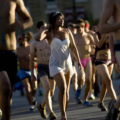 In Unterwäsche gegen strenge Gesetze