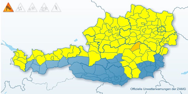 Schnee-Crash: Bus stürzt ab