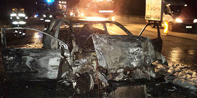 Zeugen retten Verletzten aus brennendem Auto 