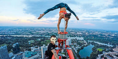 Irre! Handstand auf h&ouml;chstem Haus Wiens