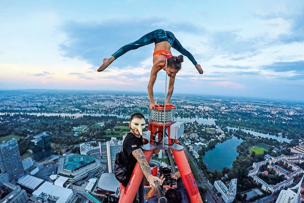 Irre! Handstand auf höchstem Haus Wiens