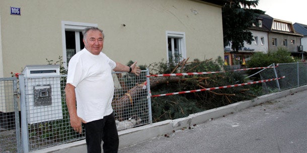 Hausbesitzer Jürgen Urf vor der Unfallstelle