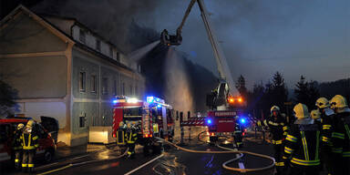 Flüchtlingsheim in Brand: Großeinsatz