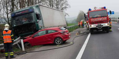 Zwei Verletzte bei Crash in OÖ