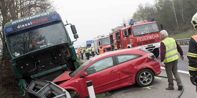 Zwei Verletzte bei Crash in OÖ