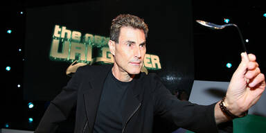 Uri Geller kann wirklich Löffel verbiegen