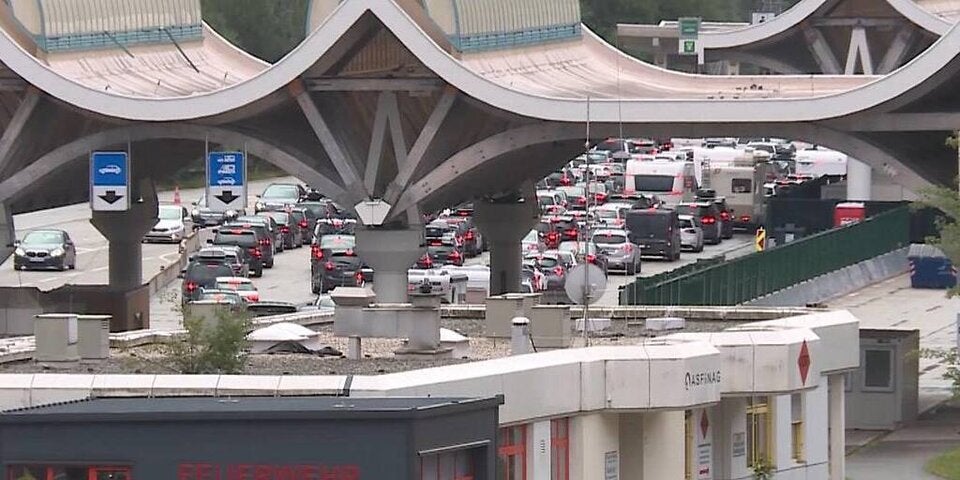 Blechlawinen rollen über die Autobahn.