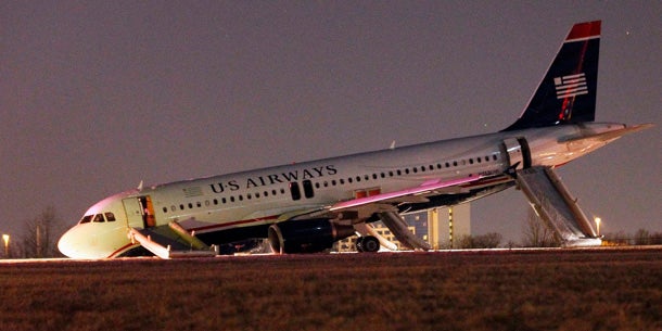 Flugzeug-Fahrwerk brach beim Start weg