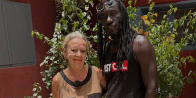 Uschi Amore unter Palmen