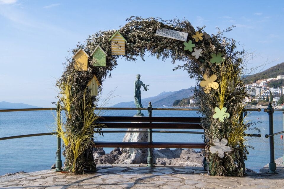 Osterstimmung am Wahrzeichen Opatijas: Das „Mädchen mit der Möwe“ wird von Blumen und Olivenzweigen umrahmt.