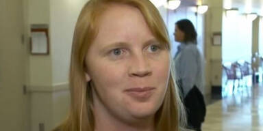 Frau vor Gericht - weil Kinder sie oben ohne sahen