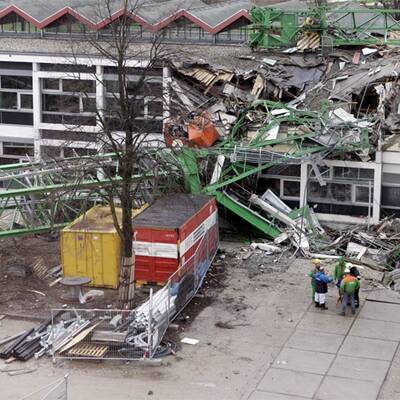23:55 Zirkuszelt stürzt ein