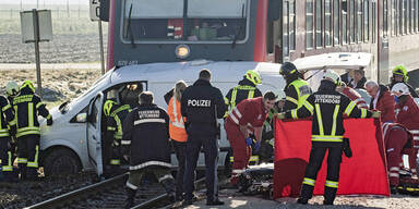 Pkw-Lenker kollidiert mit Zug - tot