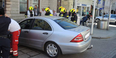 Beim Einparken: Frau rast in Stadtamt