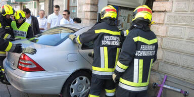 Beim Einparken: Frau rast in Stadtamt