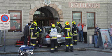 Beim Einparken: Frau rast in Stadtamt