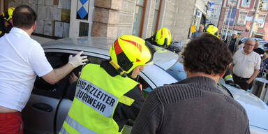 Beim Einparken: Frau rast in Stadtamt