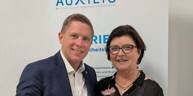 v. l. GF easystaffmed Alexander Tisch und Auxilio -Gründerin Alice Salusek.