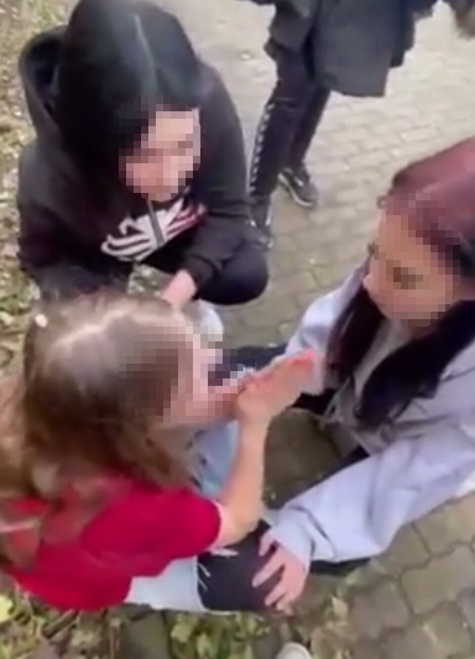 Das Schock-Video: Mädchen-Gang quält Schülerin (13)