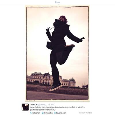 Hunderte Vermummte zeigen sich auf Twitter und Facebook