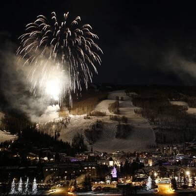 Ein Feuerwerk stimmte die Ski-Fans ein.