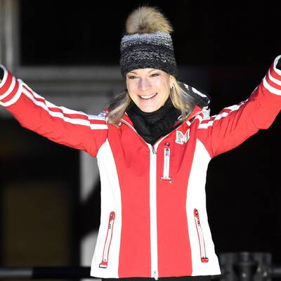 Ein Feuerwerk stimmte die Ski-Fans ein.